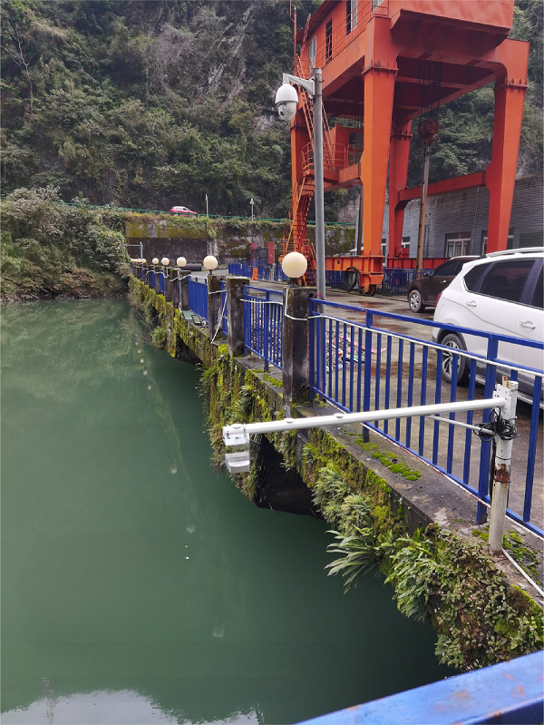 1120水電站生態(tài)流量監(jiān)測——雷達水位計01.jpg